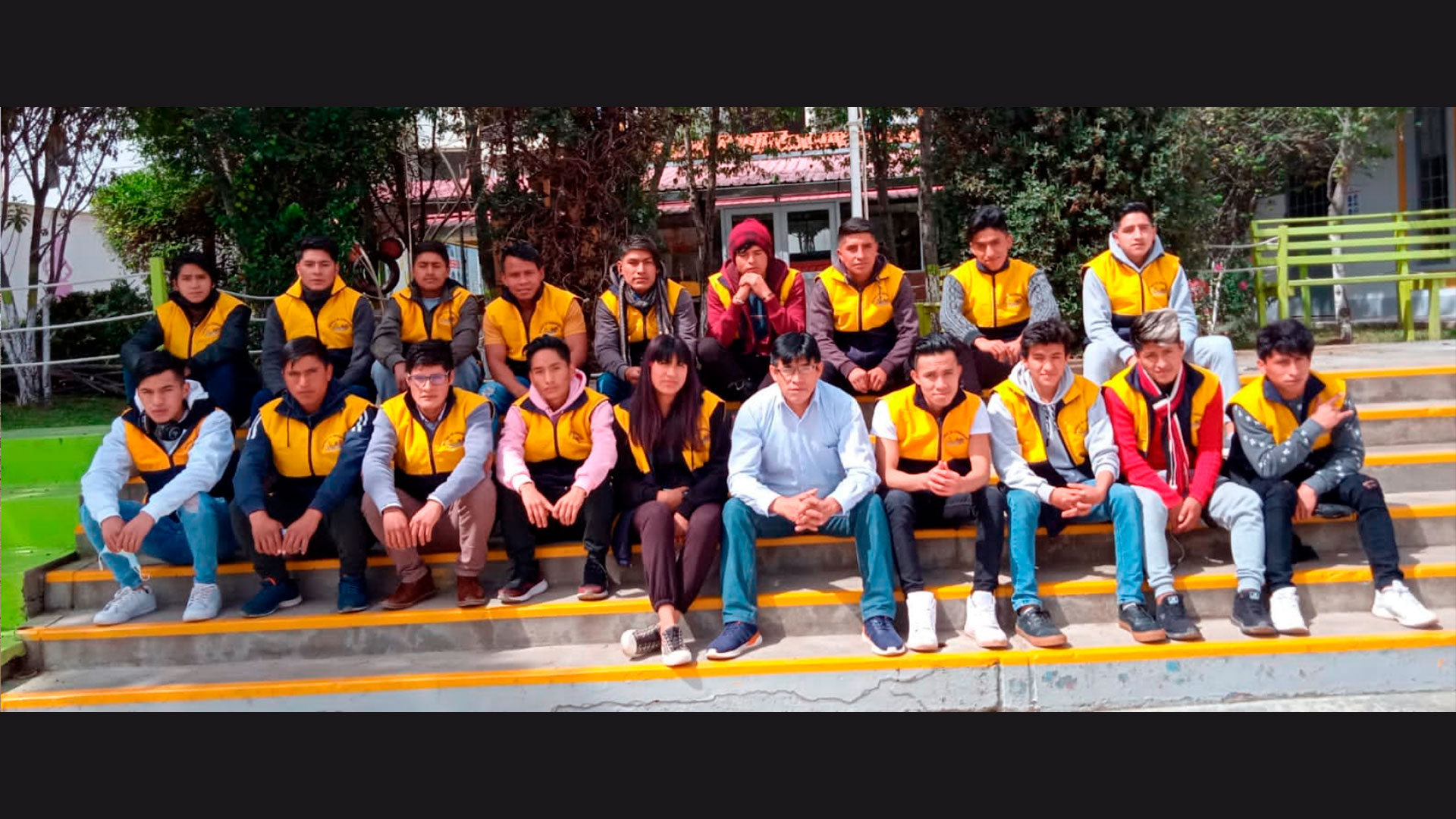 Alumnos de Mining and Machinery junto a la maquinaria