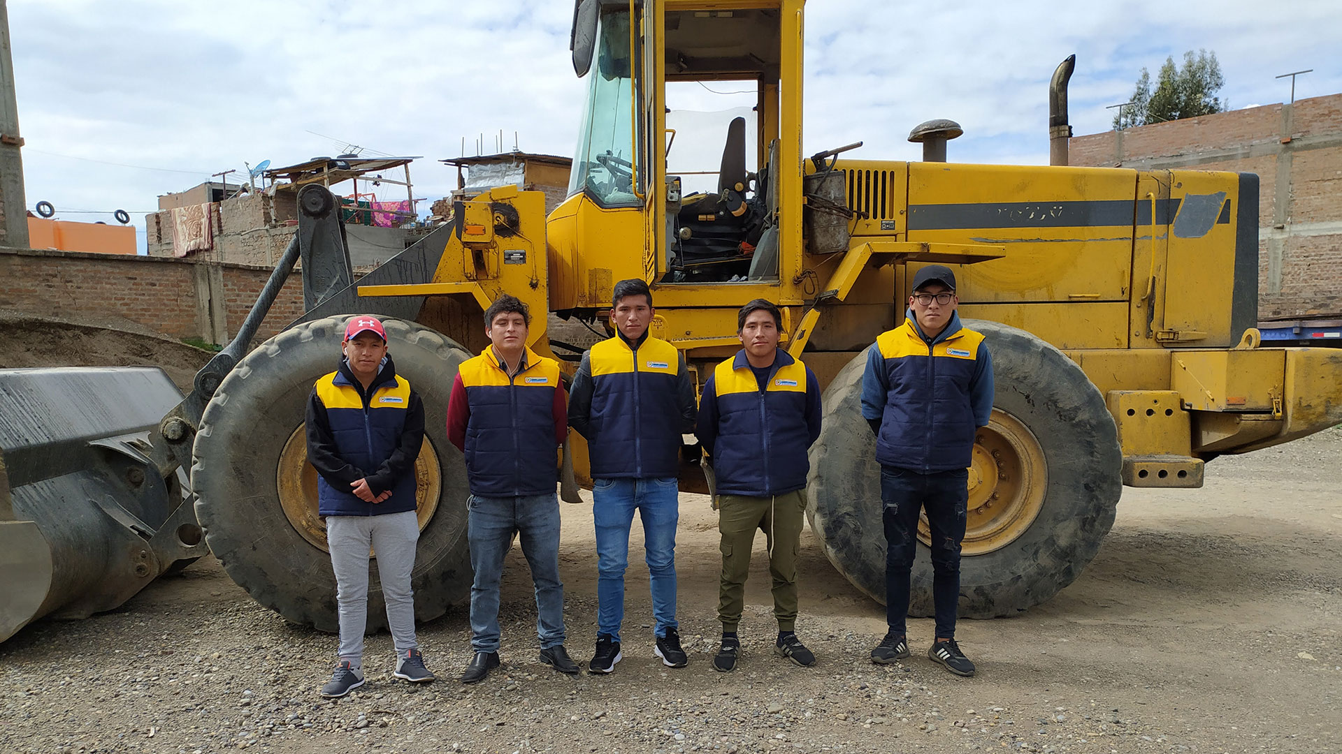Alumnos de Mining and Machinery junto a la maquinaria