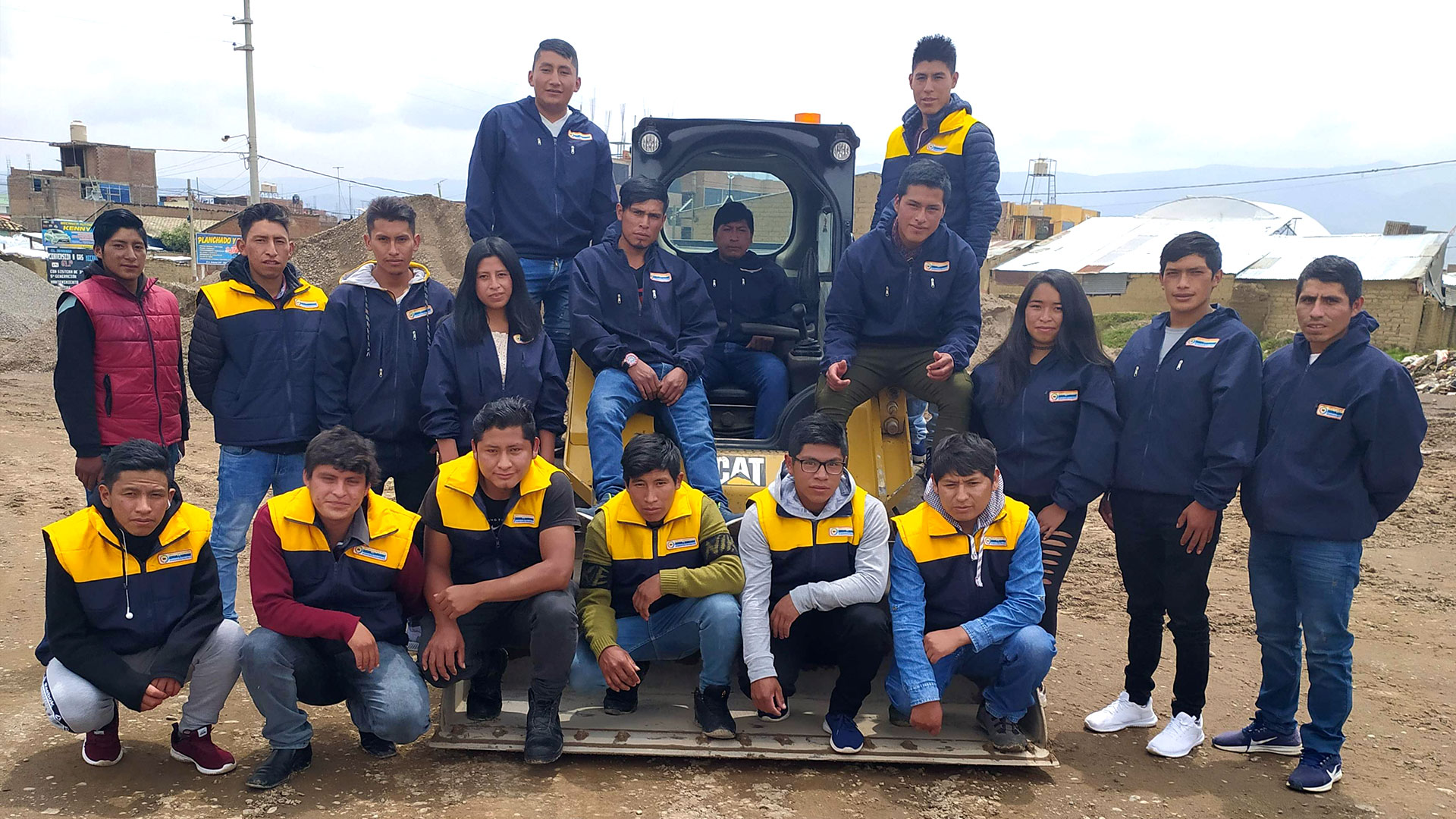 Alumnos de Mining and Machinery junto a la maquinaria