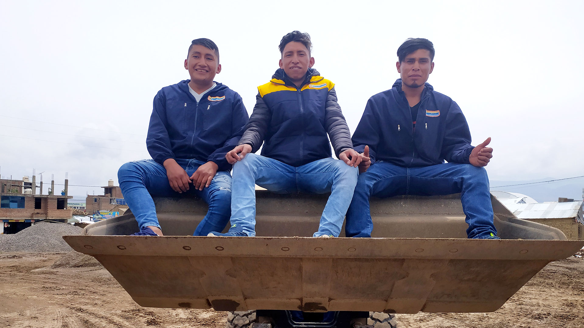 Alumnos de Mining and Machinery junto a la maquinaria